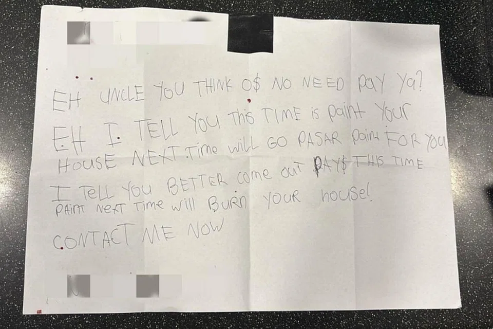 Satu nota amaran hutang dilekatkan pada tembok di luar flat di Chai Chee Road.