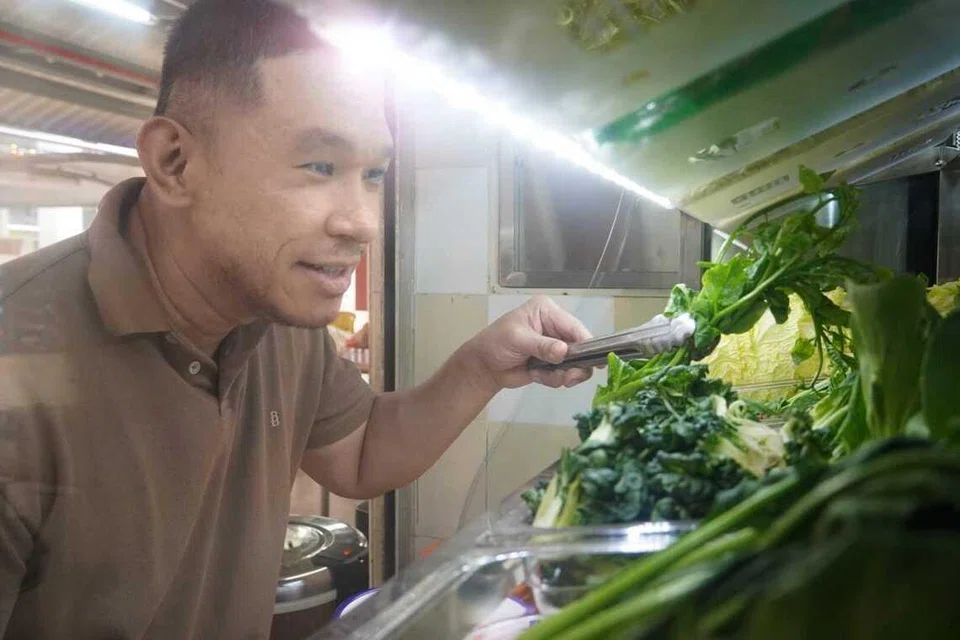 Encik Khairul menawarkan aneka pilihan sayur-sayuran dan menjual sup ayam, bakso dan mala.