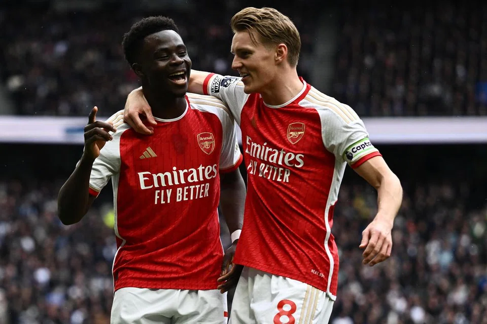 Bukayo Saka (kiri) dan Martin Odegaard (kanan) bakal menjadi pemain tonggak bagi Arsenal pada musim depan. 