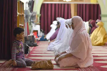 AGAMA DINAMIK: Islam diturunkan buat manusia seantero dunia dan sesuai dipraktikkan di mana sahaja selagi disesuaikan pada konteks dan keadaan. - Foto fail hiasan