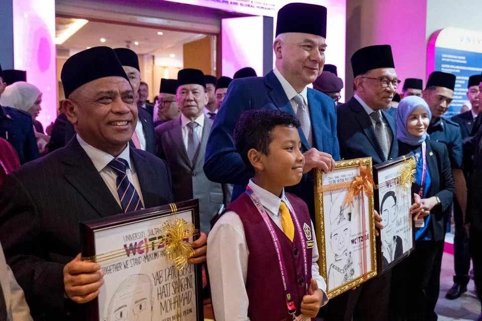 Sultan Perak, Sultan Nazrin Muizzuddin Shah (barisan kedua, dua dari kiri) bersama Perdana Menteri Malaysia, Datuk Seri Anwar Ibrahim (barisan kedua, tiga dari kiri) merasmikan menyantuni hadirin pada Persidangan Pemikiran dan Tamadun Islam Sedunia 2024 (WCIT 2024) di Ipoh, Perak, pada 29 Julai.