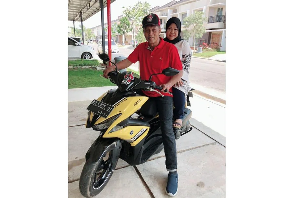 KEADAAN RUMAH DI BUKIT INDAH: Cik Roswati telah meminta air kolam disalir keluar kerana keadaannya yang berdanau. Beliau dan suaminya (gambar atas) menyewa dua kediaman di Johor Bahru, Malaysia dan di Batam, Indonesia dan tetap membayar sewa bulanan hingga ke hari ini walau tidak dapat ke sana. - Foto-foto ihsan ROSWATI KASANI