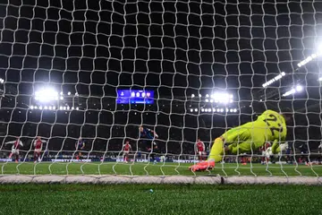 Penjaga gawang Arsenal, David Raya, menyelamatkan penalti pemain Atalanta, Mateo Retegui, semasa perlawanan pembukaan Liga Juara-Juara Eropah antara Arsenal dengan Atalanta di Stadium Bergamo, Italy, pada 19 September.