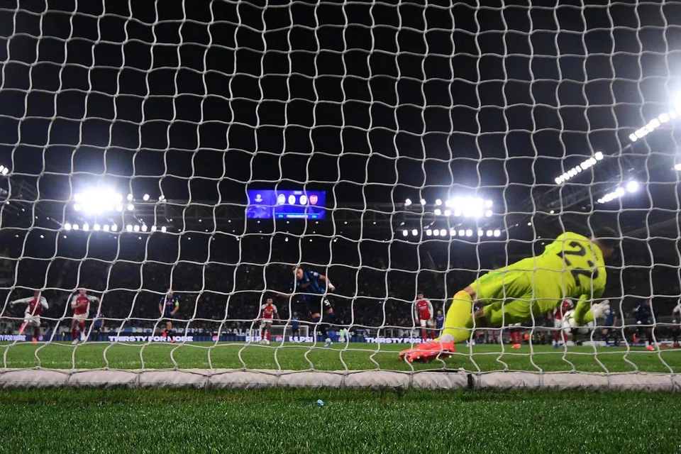 Penjaga gawang Arsenal, David Raya, menyelamatkan penalti pemain Atalanta, Mateo Retegui, semasa perlawanan pembukaan Liga Juara-Juara Eropah antara Arsenal dengan Atalanta di Stadium Bergamo, Italy, pada 19 September.