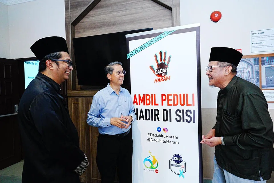Pengerusi Eksekutif Masjid Al-Muttaqin dan Masjid Darul Makmur, (dari kiri) Ustaz Mohd Fairus Abd Manaf; Pemangku Menteri Bertanggungjawab bagi Ehwal Masyarakat Islam; Profesor Madya Dr Muhammad Faishal Ibrahim, dan Pengerusi Eksekutif Masjid Hasanah dan Masjid Hang Jebat; Ustaz Mohamad Rafi Eusope