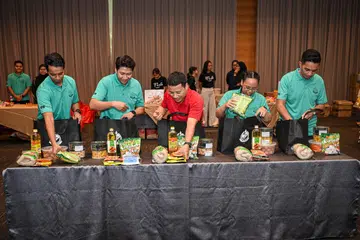 (Dari kiri) Naib presiden 4PM, Encik Muhd Saufi Abdul Rashid; presiden 4PM, Encik Nassar Mohamad Zain; Menteri Pembangunan Negara, Encik Desmond Lee; pengerusi jawatankuasa Roda-Roda Ramadan (ROW) 2024, Cik Nurul Eriyanie Mohd Nazri; dan pengarah eksekutif 4PM, Encik Didicazli Ismail, di acara pengagihan habuan ROW 2024.  