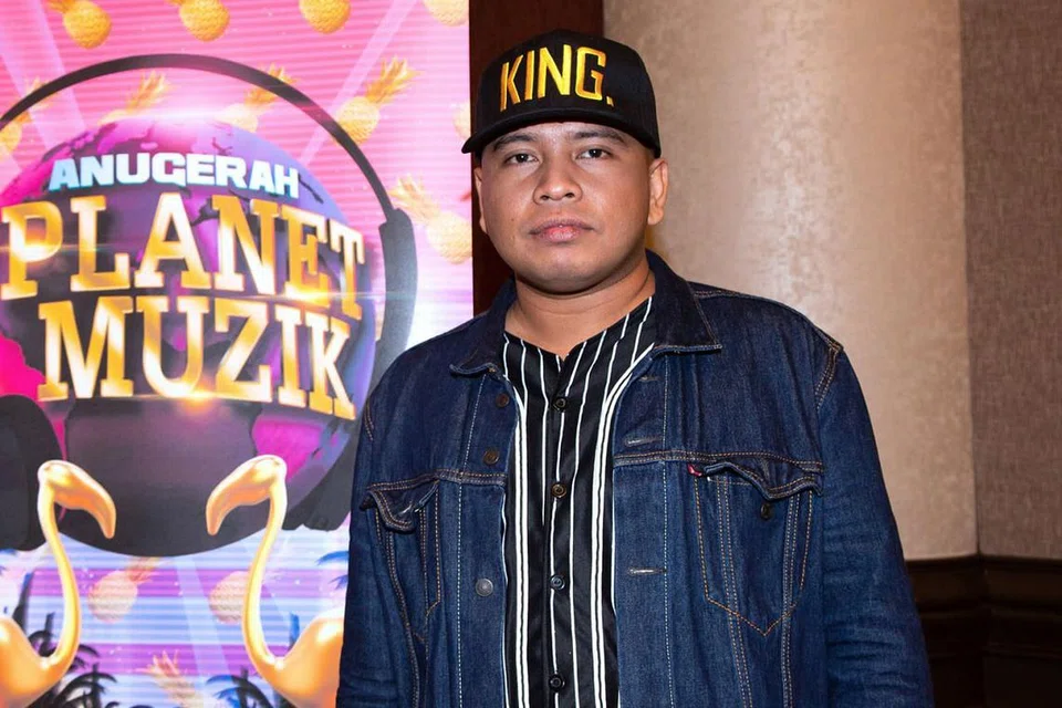 RUANG KEMBALI AKTIF: Alif Abdullah yang mendahului senarai pencalonan dalam enam kategori menyanyikan sendiri lagu 'Buat Selamanya' setelah sekian lama fokus dengan tugas menggubah lagu orang lain. Lagu 'Iyalah' pula merupakan lagu pembawa rezeki Deffi (atas) yang sudah sedekad menyepikan diri daripada dunia hiburan. - Foto BH oleh ZALEHA ABDUL KADER