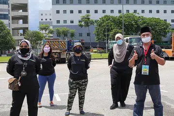 INGIN TERUS BERBAKTI: Pengasas Project Goodwill Aid (PGA) Cik Siti Nurani Salim (kiri) bersama para sukarelawan, yakin setiap dari kita mampu untuk menabur bakti dan membantu mereka yang memerlukan. - Foto PROJECT GOODWILL AID