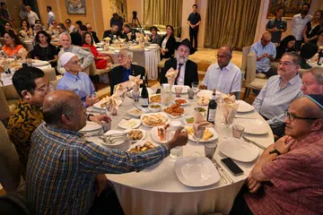 Menteri Ehwal Dalam Negeri merangkap Undang-Undang, Encik K. Shanmugam (empat dari kanan) dan ketua rabai Singapura, Rabai Mordechai Abergel (lima dari kanan) bersama anggota majlis Pertubuhan Antara Agama semasa sambutan sebelum hari Passover di Pusat Jacob Ballas pada 11 April.