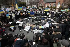 BANTAHAN: Rakyat Ukraine yang menetap di Korea Selatan mengadakan bantahan dekat kedutaan Russia di semalam. - Foto AFP