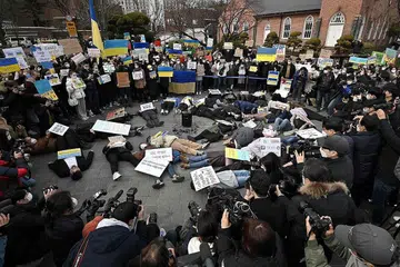 BANTAHAN: Rakyat Ukraine yang menetap di Korea Selatan mengadakan bantahan dekat kedutaan Russia di semalam. - Foto AFP