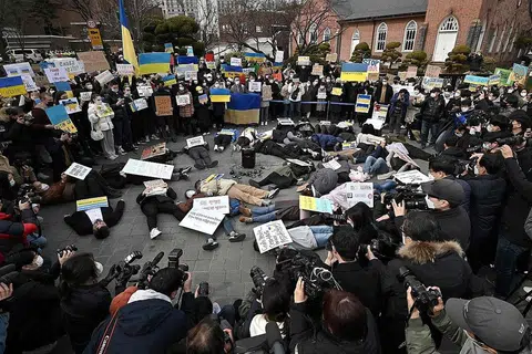 BANTAHAN: Rakyat Ukraine yang menetap di Korea Selatan mengadakan bantahan dekat kedutaan Russia di semalam. - Foto AFP
