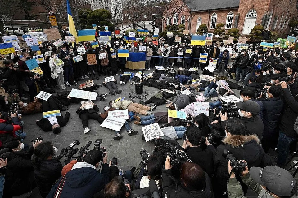 BANTAHAN: Rakyat Ukraine yang menetap di Korea Selatan mengadakan bantahan dekat kedutaan Russia di semalam. - Foto AFP