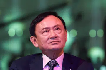 Bekas Perdana Menteri Thailand, Thaksin Shinawatra, dijangka memberikan keterangan di mahkamah  dan pendakwaan terhadapnya penggantungan anak perempuannya,  Perdana Menteri, Paetongtarn Shinawatra  disifatkan sebagai kemerosotan besar dalam kekuasaan politik keluarga Shinawatra. 