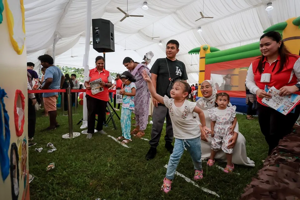 Ahli keluarga mengambil bahagian dalam permainan mesra keluarga di Festival Pembelajaran Tampines 2024 di Tampines Community Plaza pada 15 Jun. Suasana di festival itu meriah dengan kehadiran lebih 1,500 penduduk, termasuk ibu bapa dan kanak-kanak, yang mengunjungi reruai interaktif, menyaksikan persembahan di pentas dan melakukan kegiatan mesra keluarga bersama. Memasuki tahun ketujuhnya, festival kali ini bertema ‘Lebih Kukuh Bersama’ dan turut menonjolkan kepentingan kesejahteraan diri serta kesihatan mental buat kanak-kanak.