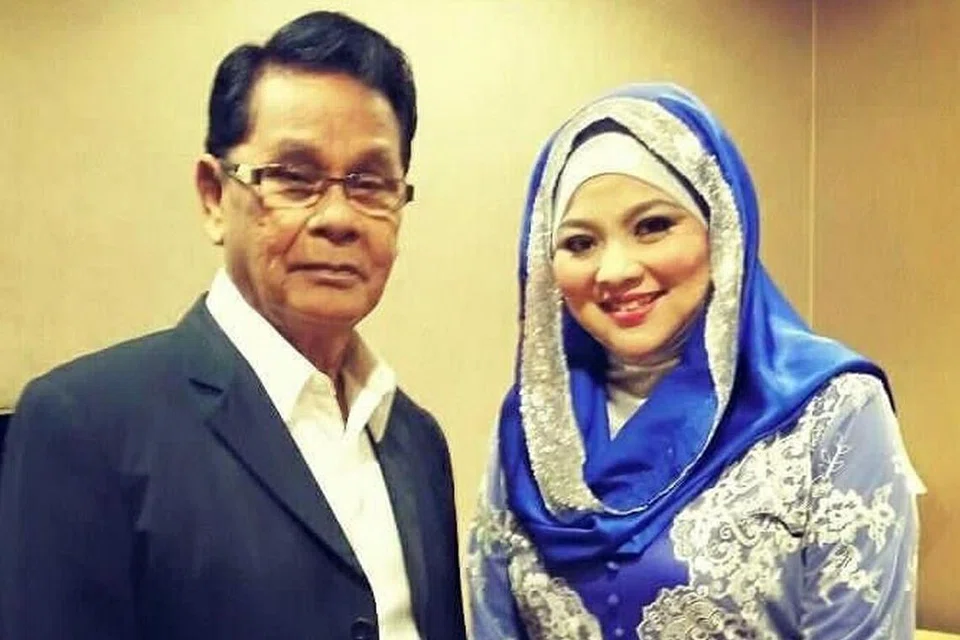 KONGSI PENTAS, DAPAT ILMU: Semasa berduet bersama Allahyarham R. Ismail, Cik Diana Nazyra turut mendapat tunjuk ajar mengenai nyanyian lagu tradisional daripada biduan bersuara emas itu. Beliau juga pernah berkongsi pentas bersama penyanyi etnik Malaysia, Noraniza Idris. - Foto-foto ihsan DIANA NAZYRA