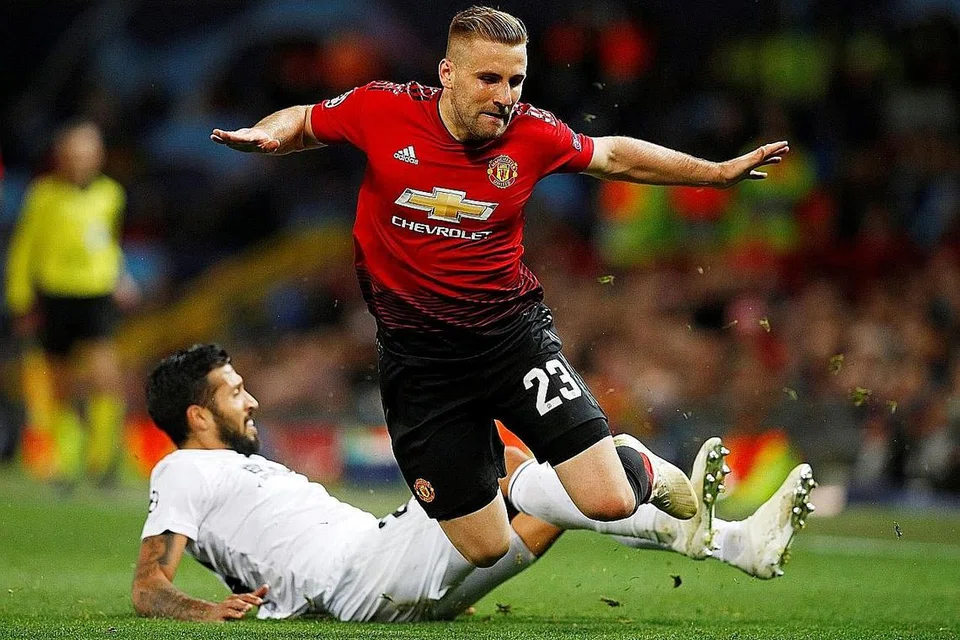 IKAT KONTRAK: Shaw (baju merah) bakal mengikat kontrak baru dengan Manchester United. - Foto REUTERS