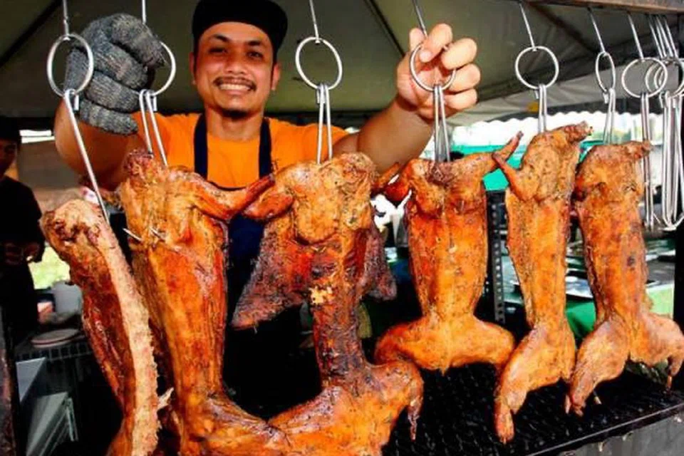 Peniaga Encik Sharul Shanizam Abd Rahman, 33 tahun, tidak menyangka menu ‘Arnab Terbang Terbakar’ yang dijualnya di bazar di Stadium Perak, mendapat sambutan hangat.