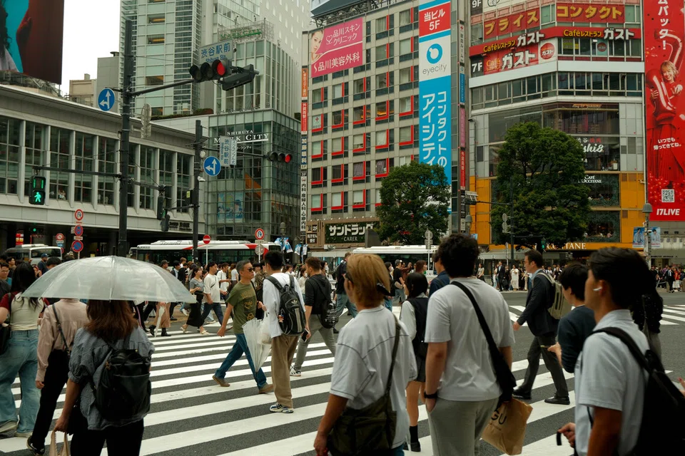 Berdiri di tengah-tengah lautan manusia yang melintas serentak di persimpangan ikonik Shibuya Scramble Crossing benar-benar memberikan satu pengalaman yang mendebarkan.