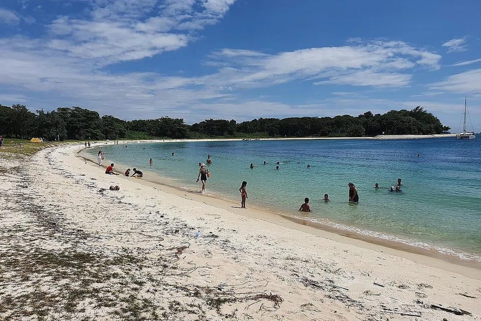 SANTAI DI PANTAI: Lebih ramai penduduk Singapura kini berkunjung ke Kepulauan Selatan untuk meneroka dan bersantai. Pulau Lazarus misalnya menawarkan kawasan pantai sepanjang 700m dan menjadi tempat berkelah (gambar atas) dan berlabuh popular kapal layar privet pada hujung minggu. Kalau sebelum tempoh Covid-19 ia kelihatan seperti pulau privet, ada yang mengatakan bahawa ia kini sesibuk Sentosa atau East Coast Park - Foto fail 