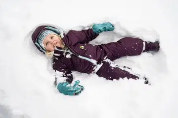 Sebelum melancong ke destinasi sejuk, periksa ramalan suhu untuk merancang pakaian yang sesuai bagi memastikan keselesaan sepanjang perjalanan.