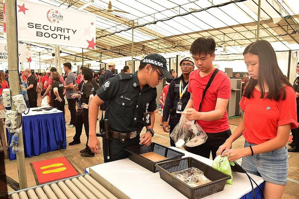 PEMERIKSAAN RAPI: Setiap individu yang memasuki Padang perlu menjalani pemeriksaan termasuk melalui penggunaan alat pengesan logam sementara barang peribadi mereka juga perlu melalui imbasan X-ray. - Foto BH oleh DESMOND WEE