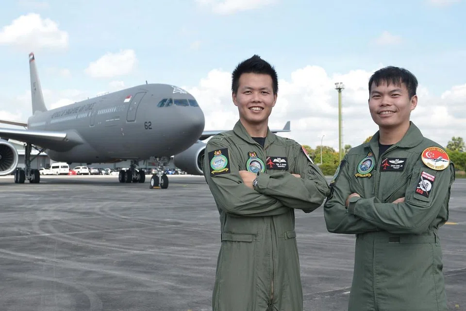 KALI PERTAMA DI NDP: Pesawat Pengangkutan Tangki Pelbagai Peranan (MRTT) Airbus A330 (di kiri gambar) akan terbang lalu di Marina Bay Financial Centre ke Esplanade pada 9 Ogos nanti. Ia akan diterajui Kapten Teo Yi Quan (kiri) dan pengendali pengisian udara, Staf Sarjan Chan Chee Jie (kanan). - Foto BH oleh SHINTARO TAY
