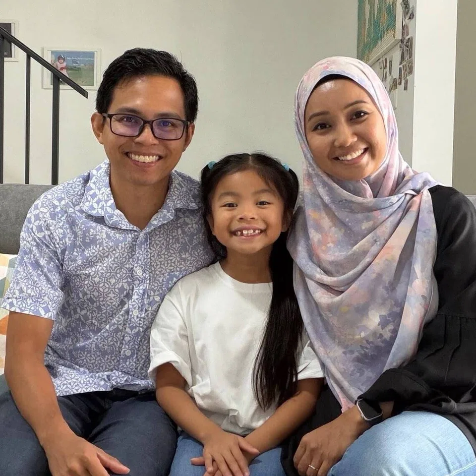 Ejen hartanah Propnex dan pengasas bersama MovetoMalaysia, Cik Nur Syafiqah Abdul Rahman bersama suami, Encik Muhammad Haikal Yeo dan anak perempuannya, Nuha Yeo, yang telah berpindah ke Johor pada 2023.
