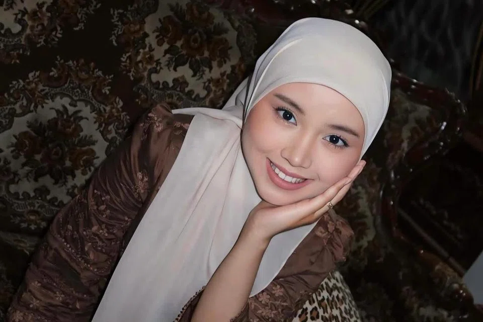 Penyanyi, Farisha Iris, kini berkhidmat sebagai pensyarah sejak September 2024 di sebuah pusat pengajian swasta di Malaysia.