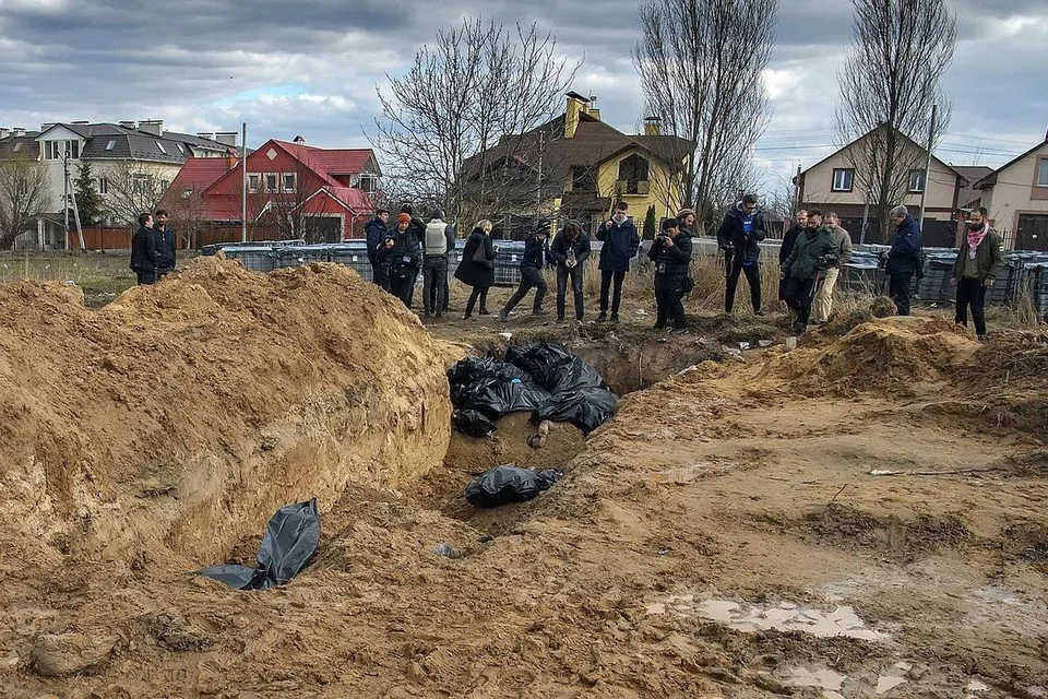 DIBUNUH: Mayat beberapa orang awam di bandar Bucha, Ukraine, yang dikatakan penduduk bandar itu dibunuh tentera Russia, dilihat di sebuah kubur besar. - Foto REUTERS 
