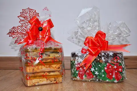 Antara hamper yang dihiaskan khas untuk setiap musim perayaan oleh perniagaan berasaskan rumah (HBB). 