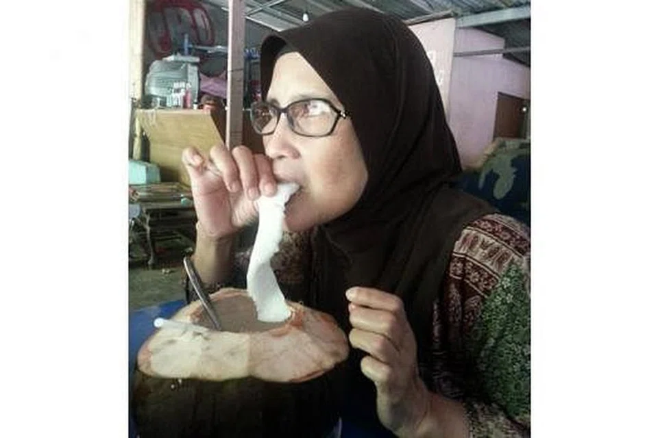 KEGAN KELAPA BAKAR: Dengan aroma yang khas, kelapa bakar ini memang enak dan menyegarkan. Isi kelapa mudanya dinikmati bersama air kelapanya yang hangat. Atau jika anda gemar meminum sejuk, bubuh sahaja ketulan air batu.