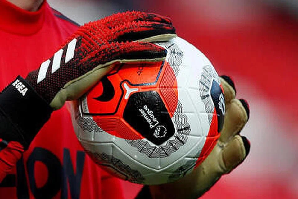 SABAR MENUNGGU: Peminat EPL mungkin tidak perlu menunggu lama untuk aksi bola sepak liga itu kembali ditayangkan di televisyen. 