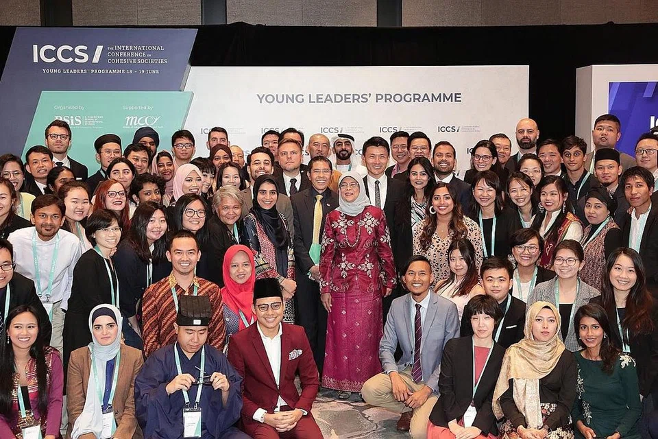 PEMIMPIN MASA DEPAN: Ini adalah antara peserta satu sesi perbincangan Program Pemimpin Muda yang diadakan sempena Persidangan Antarabangsa mengenai Masyarakat Bersatu Padu (ICCS) kelmarin. - Foto BH oleh KELVIN CHNG