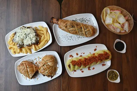 BERANEKA HIDANGAN FUSION: Nikmati hidangan fusion makanan Padang di 2 Jalan Klapa, kafe terbaru The Padangton