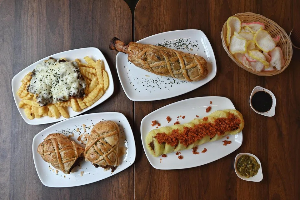 BERANEKA HIDANGAN FUSION: Nikmati hidangan fusion makanan Padang di 2 Jalan Klapa, kafe terbaru The Padangton