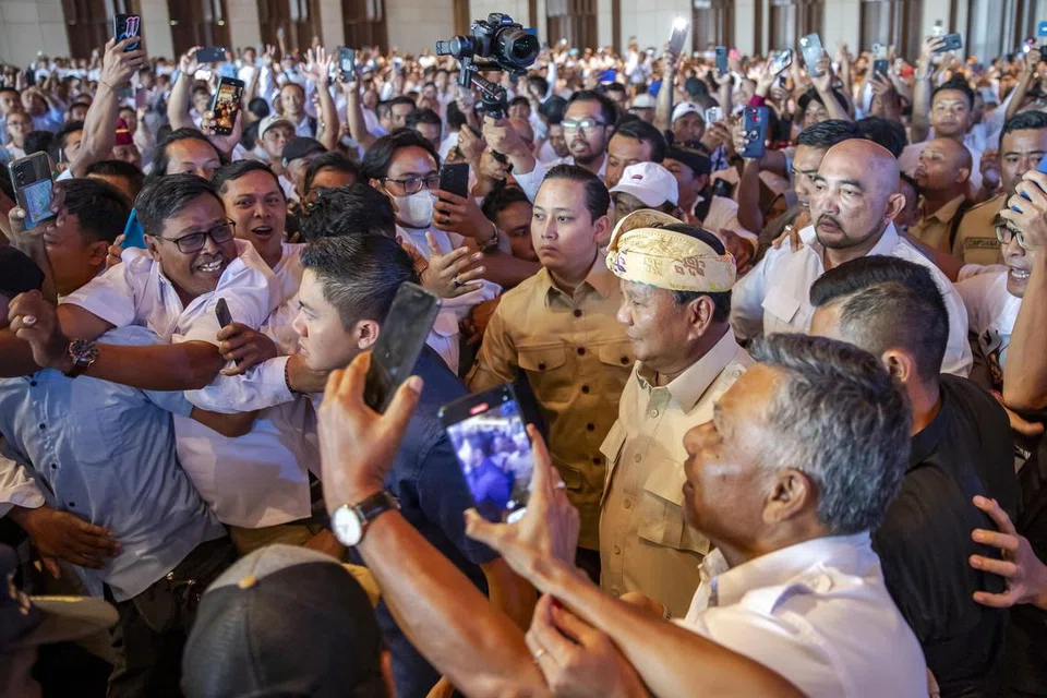 Calon presiden Indonesia, Encik Prabowo Subianto (memakai tanjak), ketika berkempen di Denpasar, Bali, pada 6 Februari.