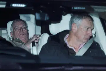 Andrew Mountbatten-Windsor, adik kepada Raja Britain Raja Charles, yang sebelum ini dikenali sebagai Putera Andrew, meninggalkan Balai Polis Aylsham dengan menaiki kenderaan pada hari beliau ditahan atas dakwaan salah laku dalam jawatan awam, selepas Jabatan Kehakiman Amerika Syarikat mengeluarkan lebih banyak rekod berkaitan mendiang pembiaya dan pesalah seks yang disabitkan, Jeffrey Epstein, di Aylsham, Britain, 19 Februari 2026. 