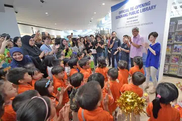 PERPUSTAKAAN BERWAJAH BARU: Dr Yaacob merasmikan pembukaan semula Perpustakaan Awam Sengkang di Compass One yang telah diubahsuai. Antara ciri baru yang diterapkan termasuk ruang yang lebih besar, tempat duduk yang lebih banyak serta lebih banyak pilihan buku dan bahan. - Foto-foto THE STRAITS TIMES
