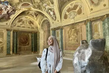 Penulis, Cik Kaiyishah Ayuni, berkunjung ke Istana Belvedere, menikmati seni barok.