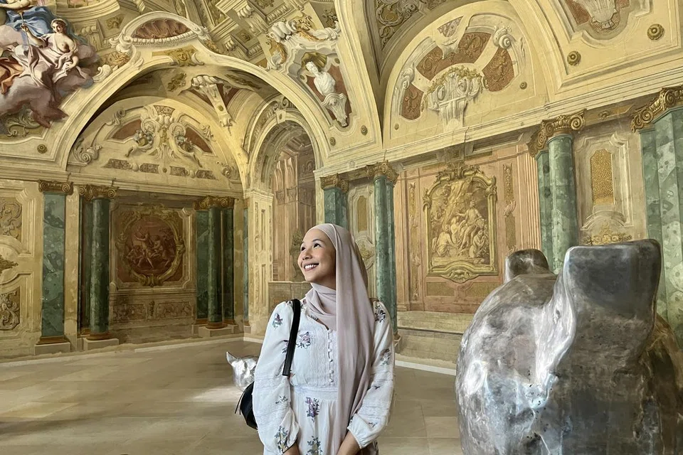 Penulis, Cik Kaiyishah Ayuni, berkunjung ke Istana Belvedere, menikmati seni barok.