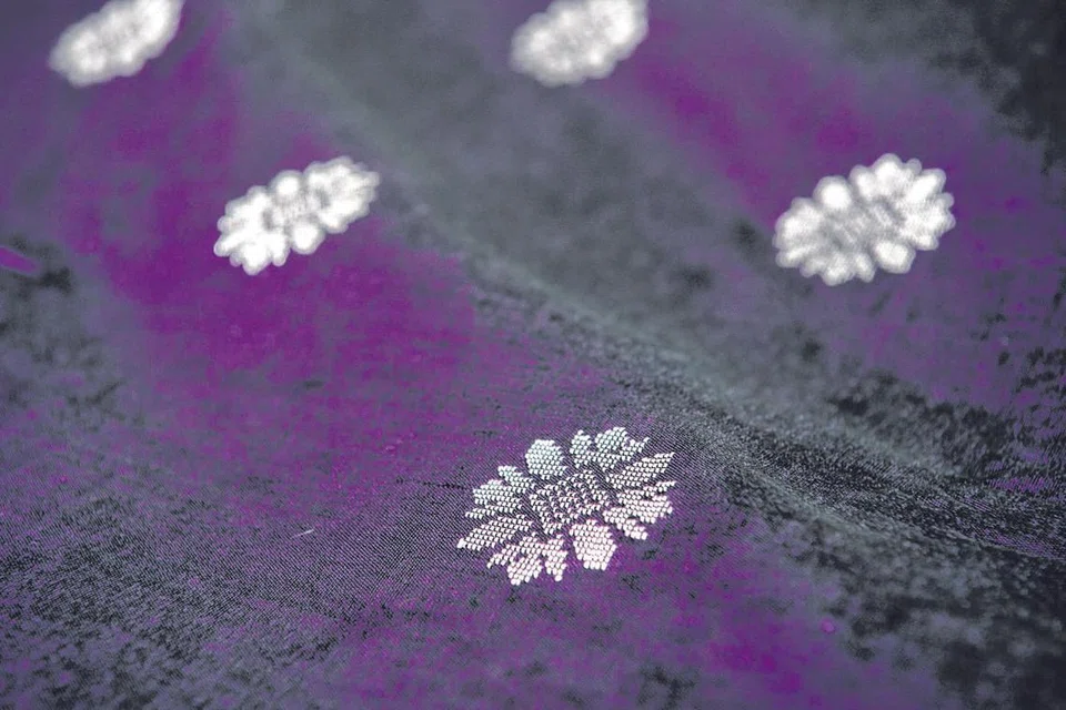 KAIN WARISAN: Warna songket buatan tangan dengan motif tampuk manggis ini lazimnya dipanggil ungu sahaja. Namun, warna ini khususnya dinamakan kundang atau biru kundang. - Foto fail