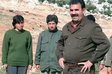 Gambar fail bertarikh 1992 ini menunjukkan Abdullah Ocalan, pemimpin Parti Pekerja Kurdistan (PKK), bersama para gerilanya di sebuah kem latihan di kampung Helweh, di Lembah Bekaa, Lebanon, kira-kira dua kilometer dari sempadan Syria. Kem tersebut ditutup pada Mei 1992 selepas rundingan antara Syria dan Turki.
Dalam satu temu bual pada 5 Oktober, Perdana Menteri Turkey ketika itu, Mesut Yilmaz, menggesa Syria supaya menyerahkan Ocalan. Beliau menuduh Syria sebagai “ibu pejabat pengganas Timur Tengah” dan menyokong usaha PKK untuk menubuhkan negara Kurdish di tenggara Turki.
Parti Pekerja Kurdistan (PKK) mengumumkan pada 12 Mei 2025 bahawa ia dibubarkan, sekali gus menamatkan lebih empat dekad perjuangan bersenjata menentang negara Turkey, menurut laporan agensi berita pro-Kurd ANF.
Pengumuman pembubaran PKK itu dibuat sebagai menyahut seruan pengasasnya, Abdullah Ocalan, yang telah dipenjarakan di sebuah pulau berhampiran Istanbul sejak tahun 1999, dan yang menyeru para pejuangnya supaya meletakkan senjata dan membubarkan kumpulan tersebut pada Februari lalu.