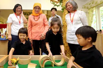 BUKA RASMI: Presiden Halimah Yacob menghadiri pembukaan rasmi Prasekolah Inklusif Bright Path kendalian Busy Bees Asia. Beliau bersama CEO Busy Bees Asia, Cik Jummaida Rusdon (kanan). - Foto ZAOBAO
