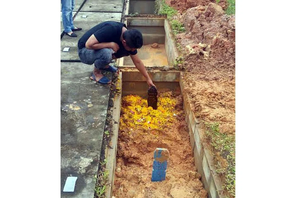 LAMPIAS RINDU: Elfee sering melihat gambar anak yang sempat dipetik sebelum mereka dikebumikan bagi menghilangkan rasa rindu.