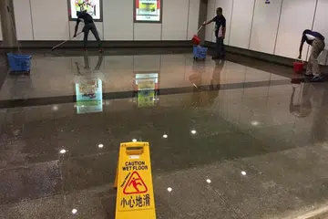 MASUK AIR: Pekerja dilihat membersihkan air di stesen MRT Marymount sekitar 6 petang pada 7 April.
