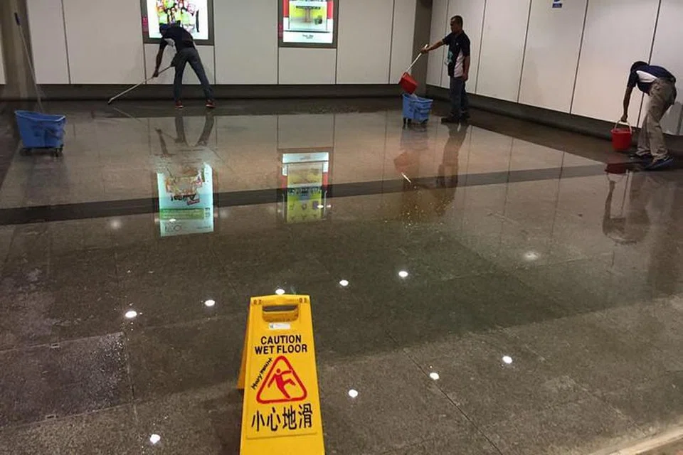 MASUK AIR: Pekerja dilihat membersihkan air di stesen MRT Marymount sekitar 6 petang pada 7 April.