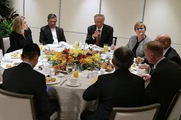 PERTEMUAN LIMA RAKAN: Menteri Pertahanan Ng Eng Hen (tengah) menjadi hos pertemuan lima menteri pertahanan FPDA - (dari kiri) Setiausaha Pertahanan Britain Penny Mordaunt; Menteri Pertahanan Malaysia, Encik Mohamad Sabu; Menteri Pertahanan Australia, Cik Linda Reynolds; dan Menteri Pertahanan New Zealand, Encik Ron Mark - di Hotel Shangri-La semalam. - Foto BM oleh KEVIN LIM