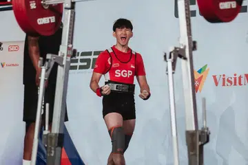 RAIH KEJAYAAN: Encik Muhammad Hazrul Abdul Malik meraikan kejayaannya selepas mencatat rekod dunia baharu ‘deadlift’ seberat 273 kilogram dan meraih tempat kedua keseluruhan di  Pertandingan Persekutuan Angkat Berat Antarabangsa (IPF) ‘World Sub-Junior & Junior Powerlifting Championships 2026’ di Sun City, Afrika Selatan, pada 21 Ogos.