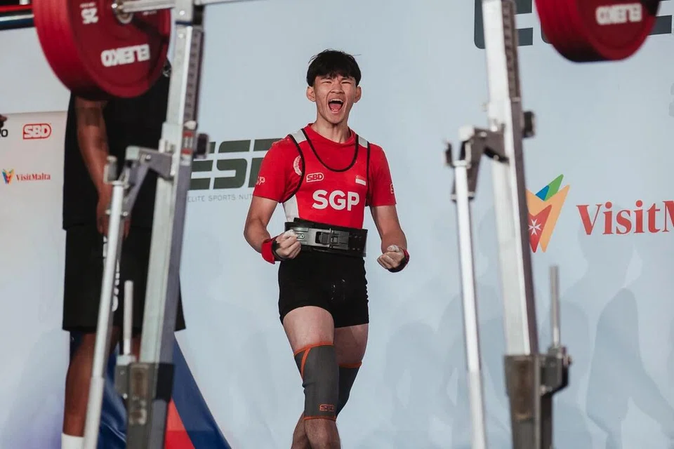 RAIH KEJAYAAN: Encik Muhammad Hazrul Abdul Malik meraikan kejayaannya selepas mencatat rekod dunia baharu ‘deadlift’ seberat 273 kilogram dan meraih tempat kedua keseluruhan di  Pertandingan Persekutuan Angkat Berat Antarabangsa (IPF) ‘World Sub-Junior & Junior Powerlifting Championships 2026’ di Sun City, Afrika Selatan, pada 21 Ogos.
